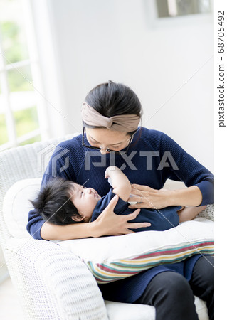 母親給一個5個月大的嬰兒餵牛奶 68705492