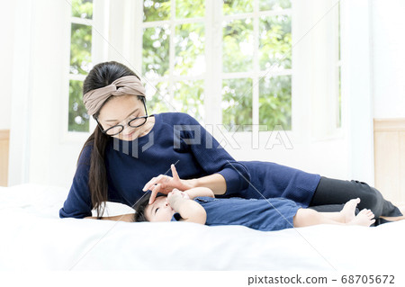 A 5-month-old baby and a mumbling bed A 5-month-old baby and a mumbling bed 68705672