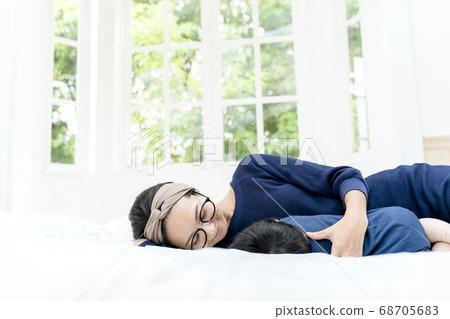 A 5-month-old baby and a mumbling bed A 5-month-old baby and a mumbling bed 68705683