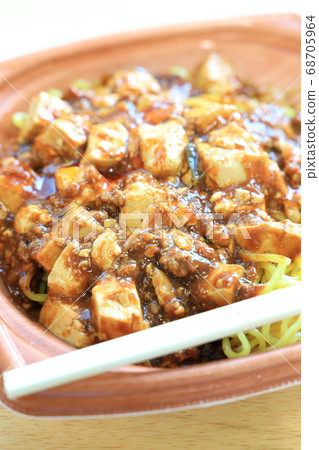 Delicious mapo fried noodles 68705964