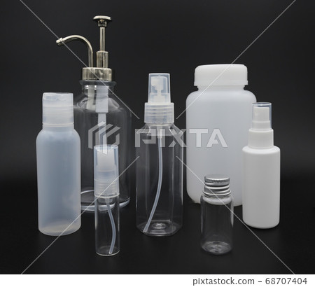 大型和小型瓶子的變化（黑色背景） 68707404