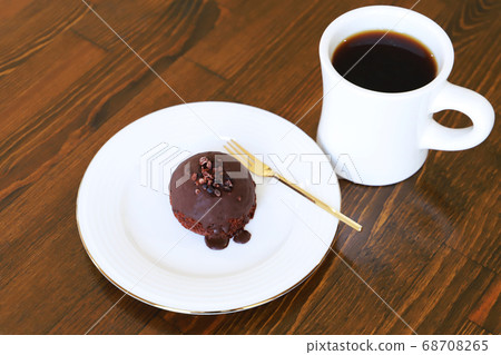 Hot coffee and chocolate cake on wooden table Hot coffee and chocolate cake on wooden table 68708265