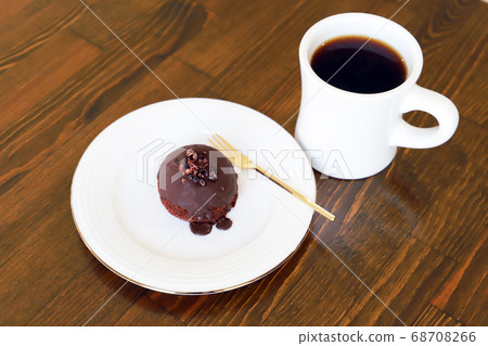 木製的桌子上的熱咖啡和巧克力蛋糕 木製的桌子上的熱咖啡和巧克力蛋糕 68708266
