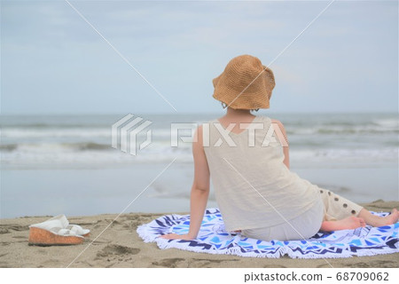 Woman posing on the beach 68709062