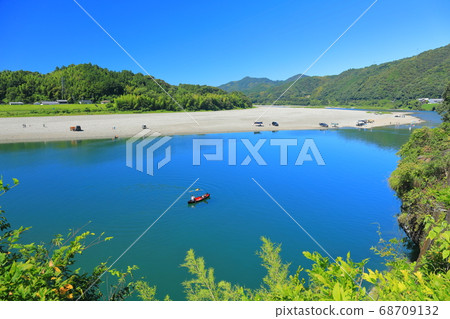 [Kochi Prefecture] Niyodo River under sunny weather 68709132