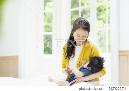 奶奶和一個5個月大的孫子互動 68709274