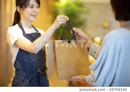 Restaurant clerk take-away paper bag 68709340