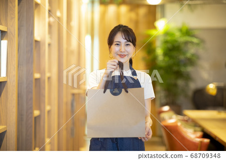 Restaurant clerk take-away paper bag Restaurant clerk take-away paper bag 68709348