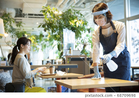 A restaurant clerk who disinfects A restaurant clerk who disinfects 68709698