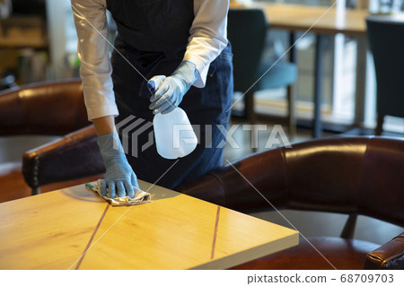 消毒的餐廳服務員 68709703