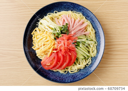 chilled Chinese noodles  68709734