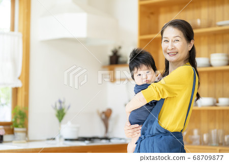 臨時保育員形象 68709877