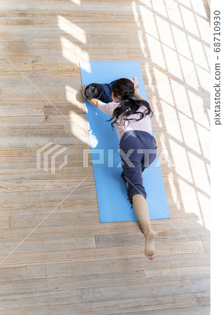 5 month old parent-child yoga image 5 month old parent-child yoga image 68710930