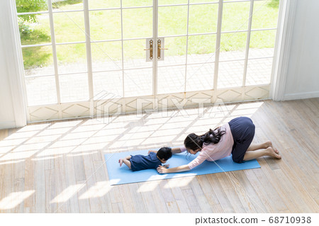 5個月大的親子瑜伽形象 68710938