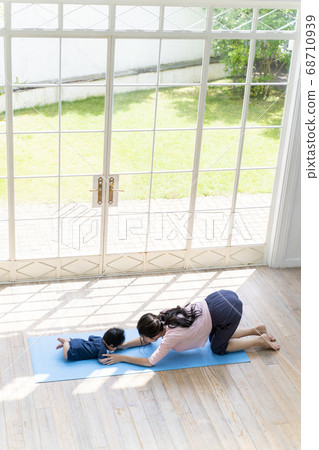 5個月大的親子瑜伽形象 5個月大的親子瑜伽形象 68710939