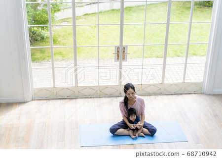5 month old parent-child yoga image 5 month old parent-child yoga image 68710942