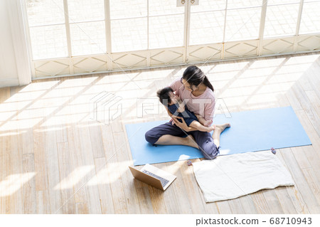 5 month old parent-child yoga image 5 month old parent-child yoga image 68710943