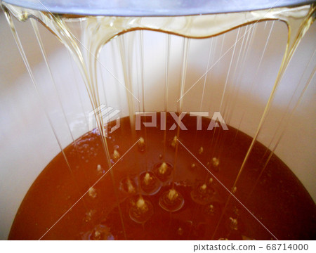 Background texture, dropping drops of sweet honey 68714000