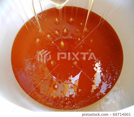 Background texture, dropping drops of sweet honey 68714001