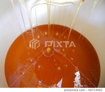 Background texture, dropping drops of sweet honey 68714002