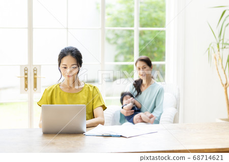 奶奶配合女兒的作業 奶奶配合女兒的作業 68714621