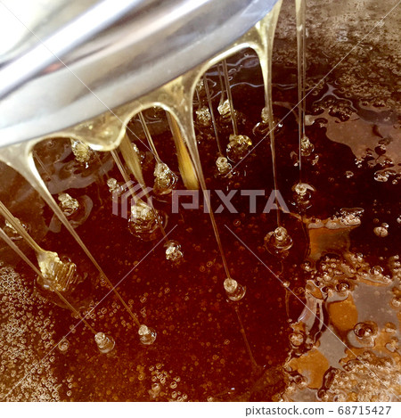Background texture, dropping drops of sweet honey Background texture, dropping drops of sweet honey 68715427