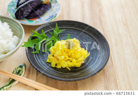 Flower chopped raw Flower chopped raw 68715631