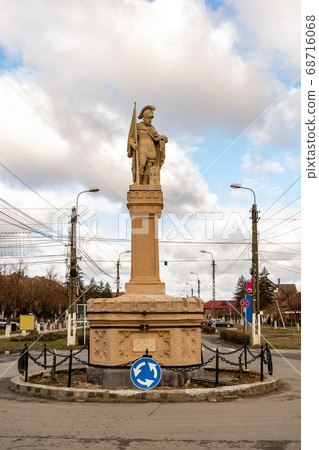 Statue in the middle of the intersection 68716068