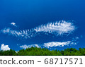 潔白的雲朵漂浮在藍色的夏日的天空 68717571