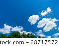 潔白的雲朵漂浮在藍色的夏日的天空 68717572