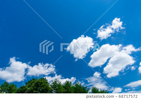 潔白的雲朵漂浮在藍色的夏日的天空 潔白的雲朵漂浮在藍色的夏日的天空 68717572