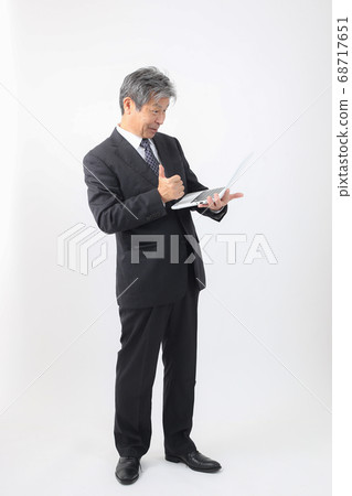 帶便攜式PC的全身西裝總裁兼首席執行官檢查銷售和其他PC 68717651