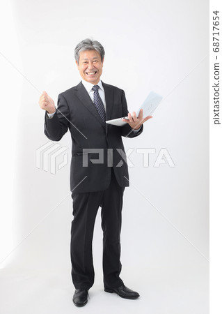 帶便攜式PC的全身西裝總裁兼首席執行官檢查銷售和其他PC 68717654