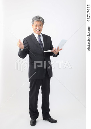 帶便攜式PC的全身西裝總裁兼首席執行官檢查銷售和其他PC 68717655