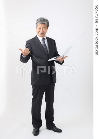 帶便攜式PC的全身西裝總裁兼首席執行官檢查銷售和其他PC 帶便攜式PC的全身西裝總裁兼首席執行官檢查銷售和其他PC 68717656