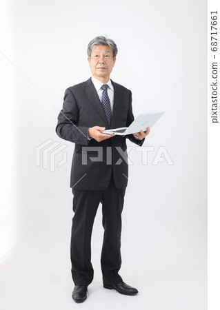 帶便攜式PC的全身西裝總裁兼首席執行官檢查銷售和其他PC 68717661