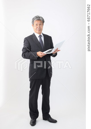 帶便攜式PC的全身西裝總裁兼首席執行官檢查銷售和其他PC 68717662