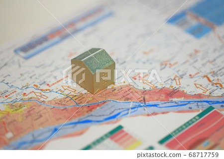 微型房屋和洪水災害圖 68717759