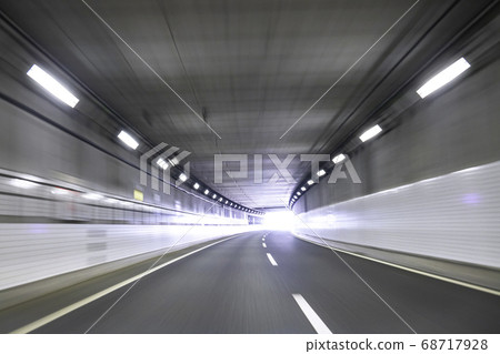 While driving on the highway, drive in the tunnel refreshingly 68717928