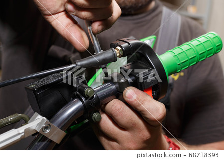 The master installs the plastic protection, as 68718393