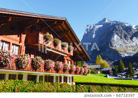 Picturesque autumn landscape in Grindelwald village Picturesque autumn landscape in Grindelwald village 68718397