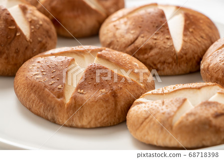 Umbrella of fresh shiitake mushroom (cross-shaped knife). Umbrella of fresh shiitake mushroom (cross-shaped knife). 68718398