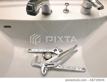 Water tool spanner motor wrench pliers ① 68719044