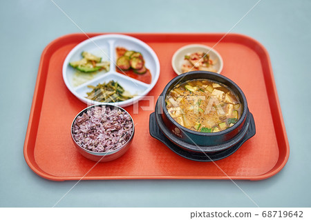 一張桌子的飯盤，配菜和味mis燉湯 68719642