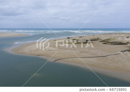 Aerial view of the beach at the mouth of the Murray River in South Australia 68719891