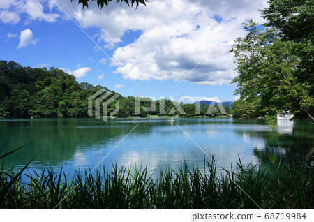 松原湖表面上映出的夏日天空風景 68719984