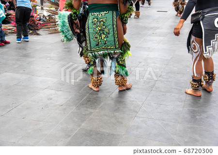 墨西哥城佐卡洛的墨西哥阿茲台克人舞者 68720300