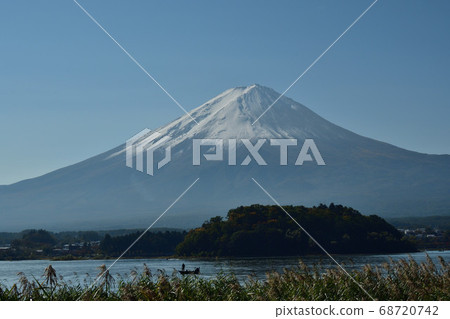 Lake Kawaguchi in late autumn Harvest autumn Lake Kawaguchi in late autumn Harvest autumn 68720742