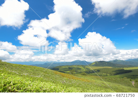 Landscape of Nagano Plateau and blue sky 68721750