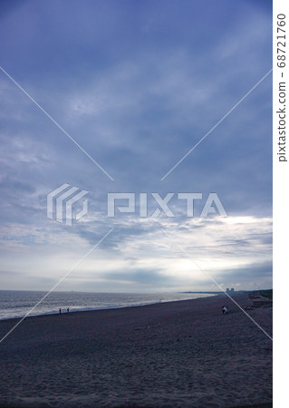 Beaches and beaches in the evening 68721760